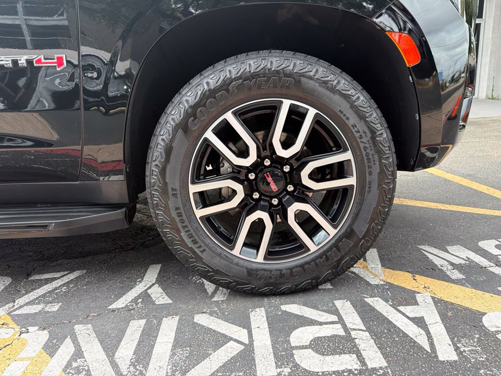 Used 2024 GMC Yukon AT4 w/ Technology Package AWD/4WD image 9