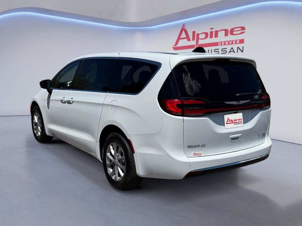 Used 2026 Chrysler Pacifica Limited AWD/4WD image 3