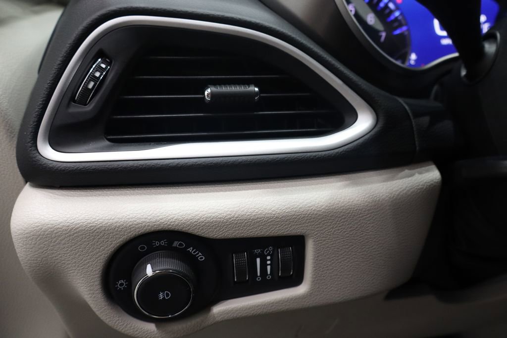 Used 2024 Chrysler Pacifica Touring-L image 18