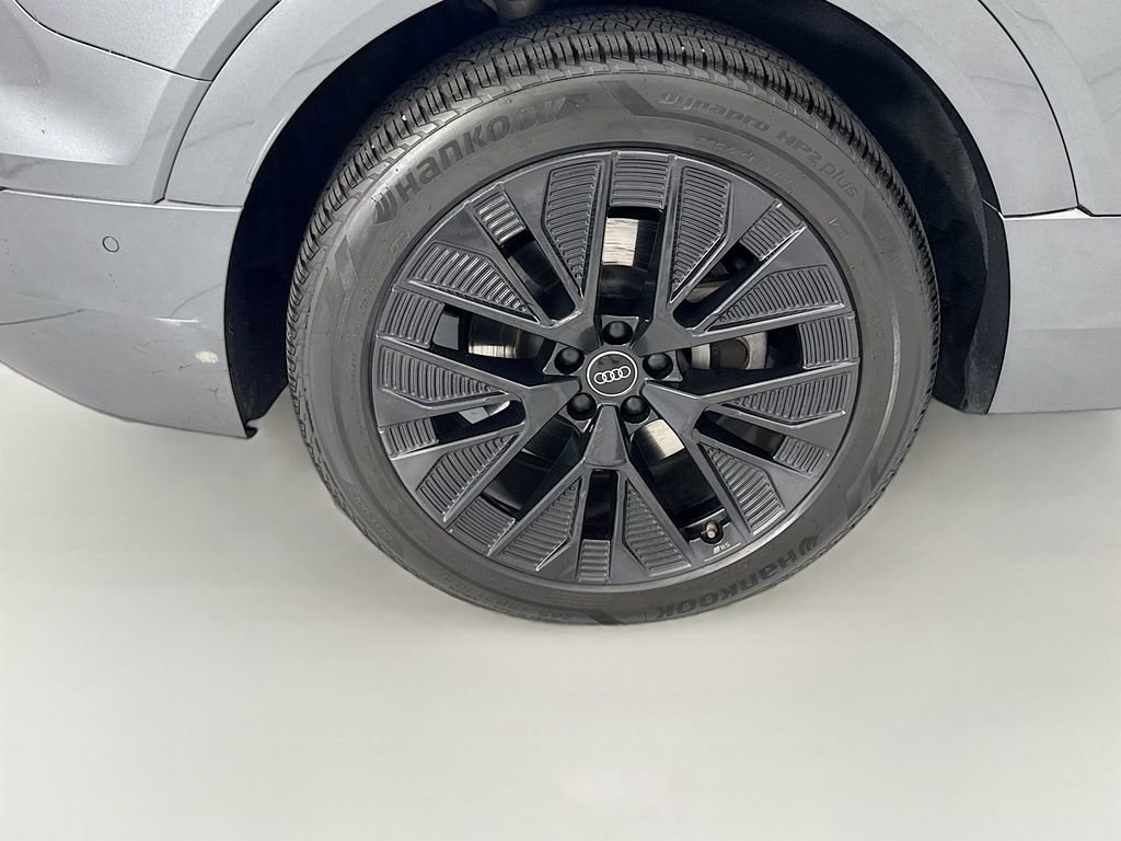 Used 2024 Audi Q8 e-tron Prestige image 32