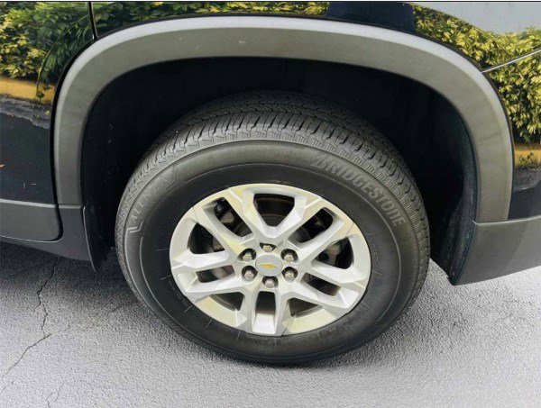 Used 2021 Chevrolet Traverse LT image 2