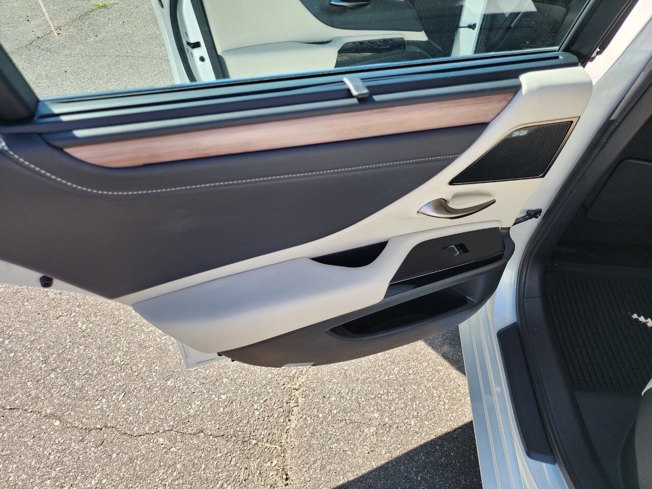Used 2024 Lexus ES 300h Ultra Luxury w/ Accessory Package (Z2) FWD image 36