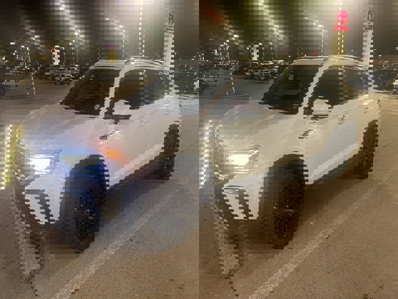 Used 2024 Volkswagen Taos SE image 1