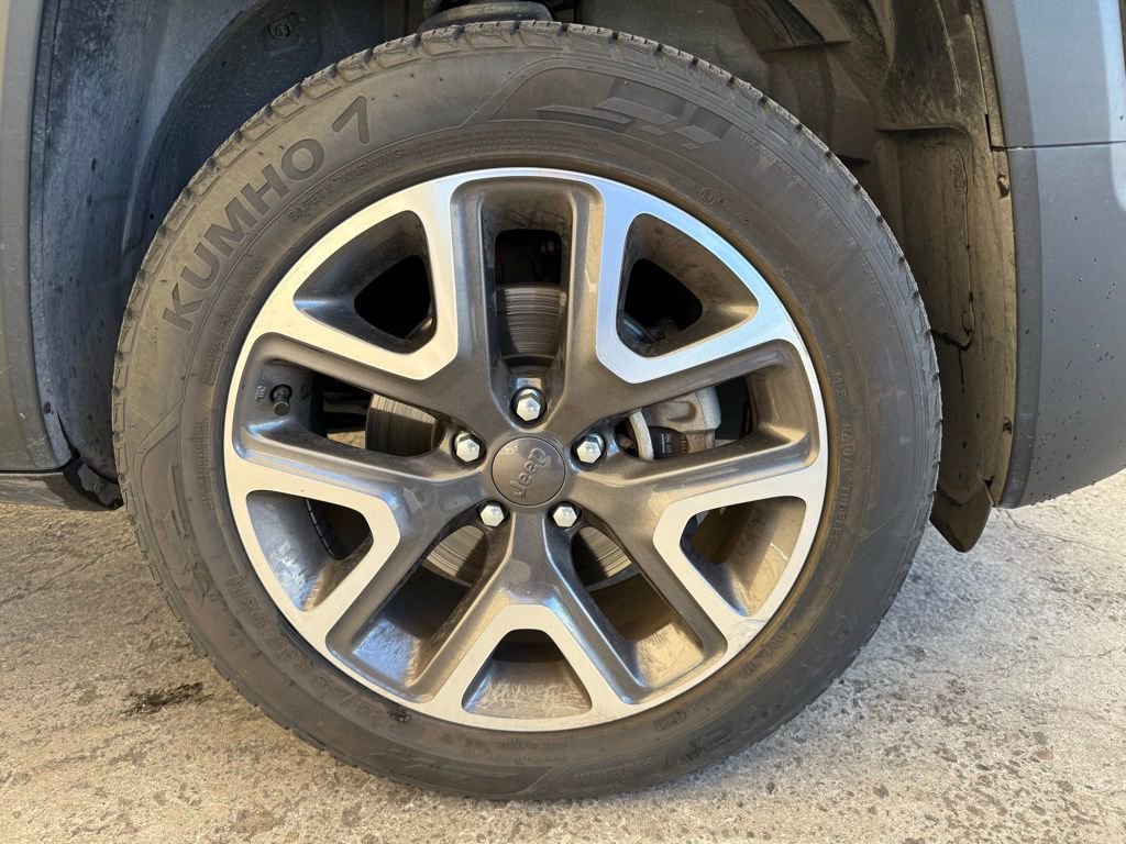 Used 2018 Jeep Renegade Latitude w/ Popular Equipment Group image 11