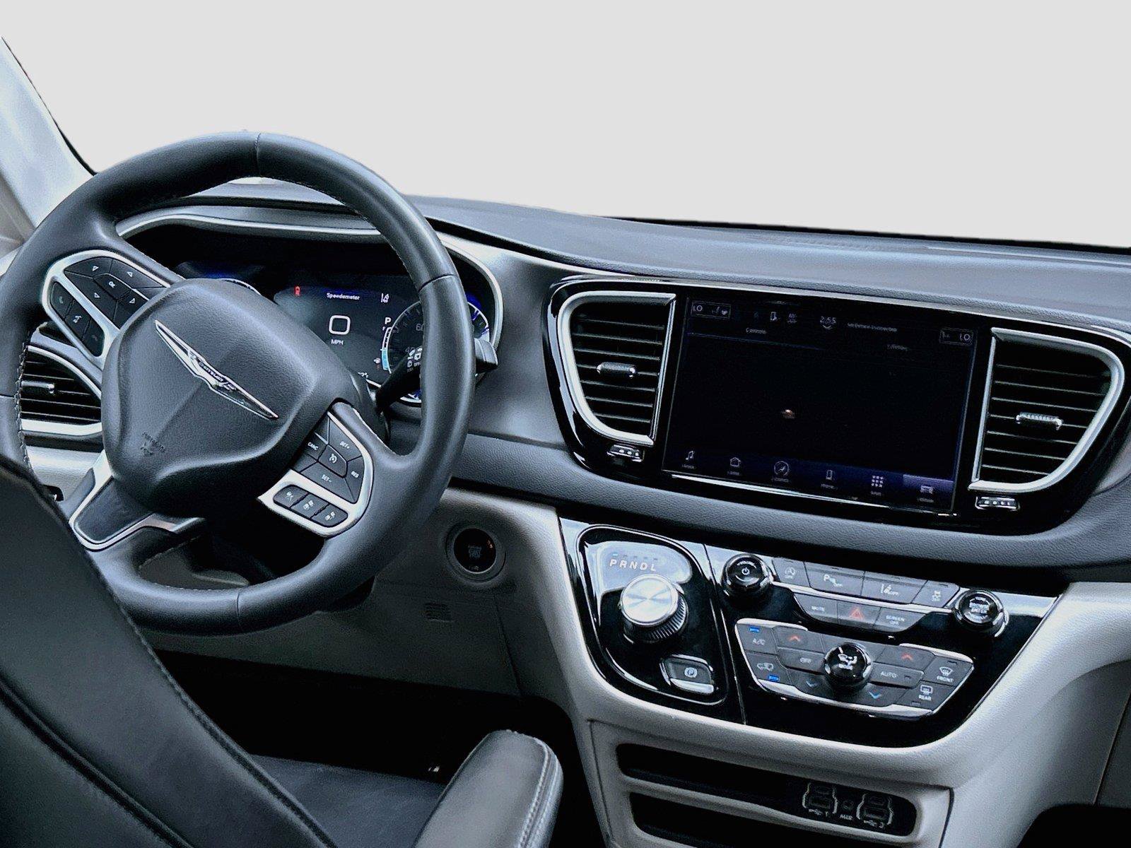 Used 2024 Chrysler Pacifica Touring-L FWD image 19