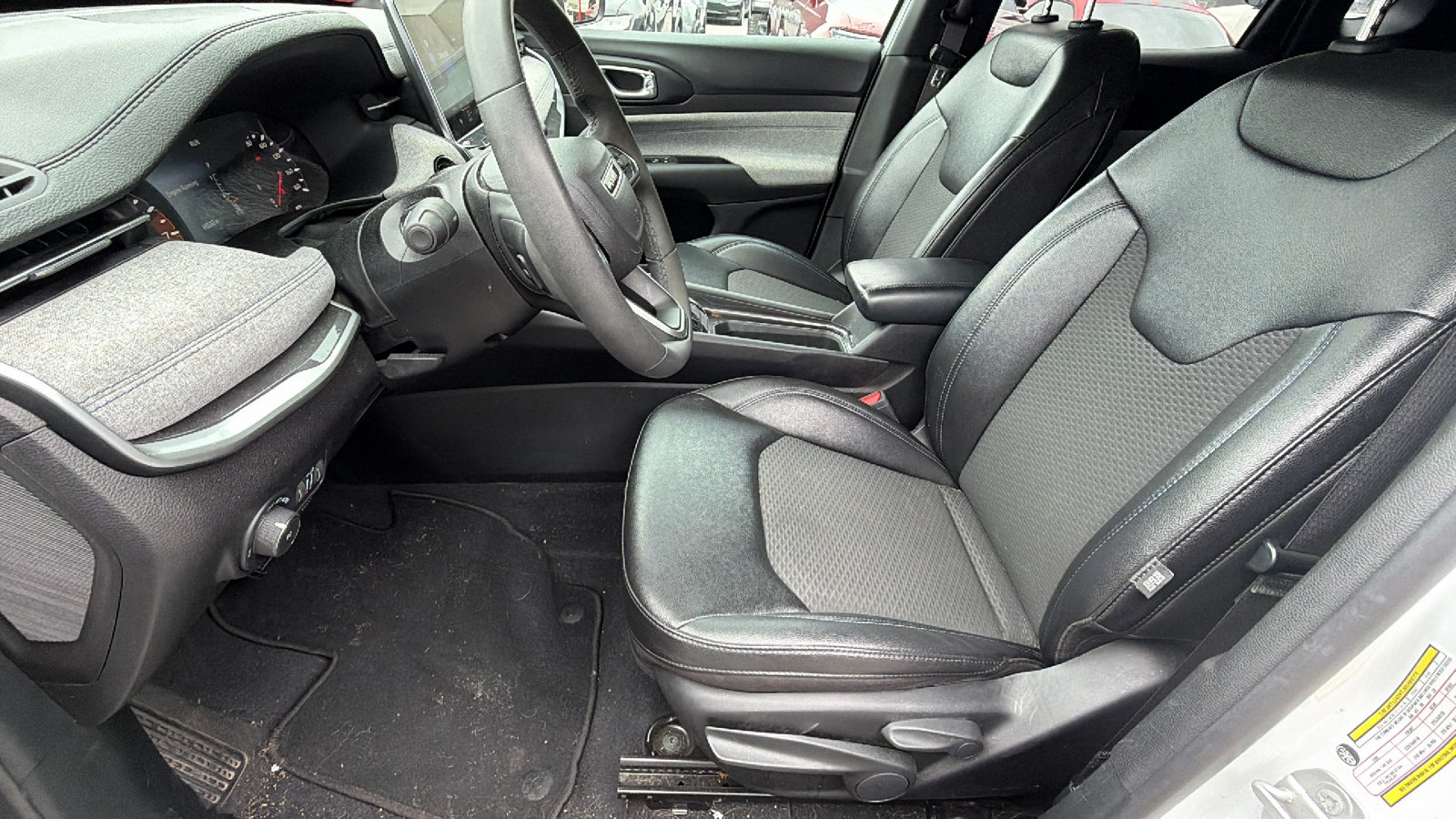 Used 2024 Jeep Compass Latitude AWD/4WD image 16