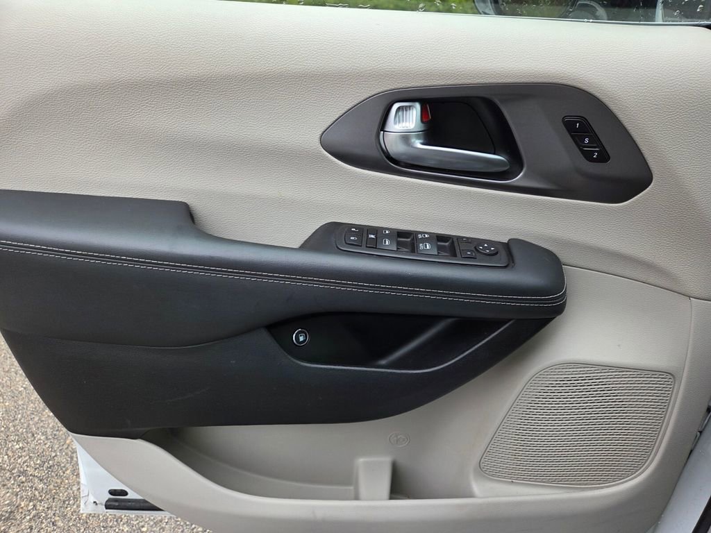 Used 2024 Chrysler Pacifica Select image 26
