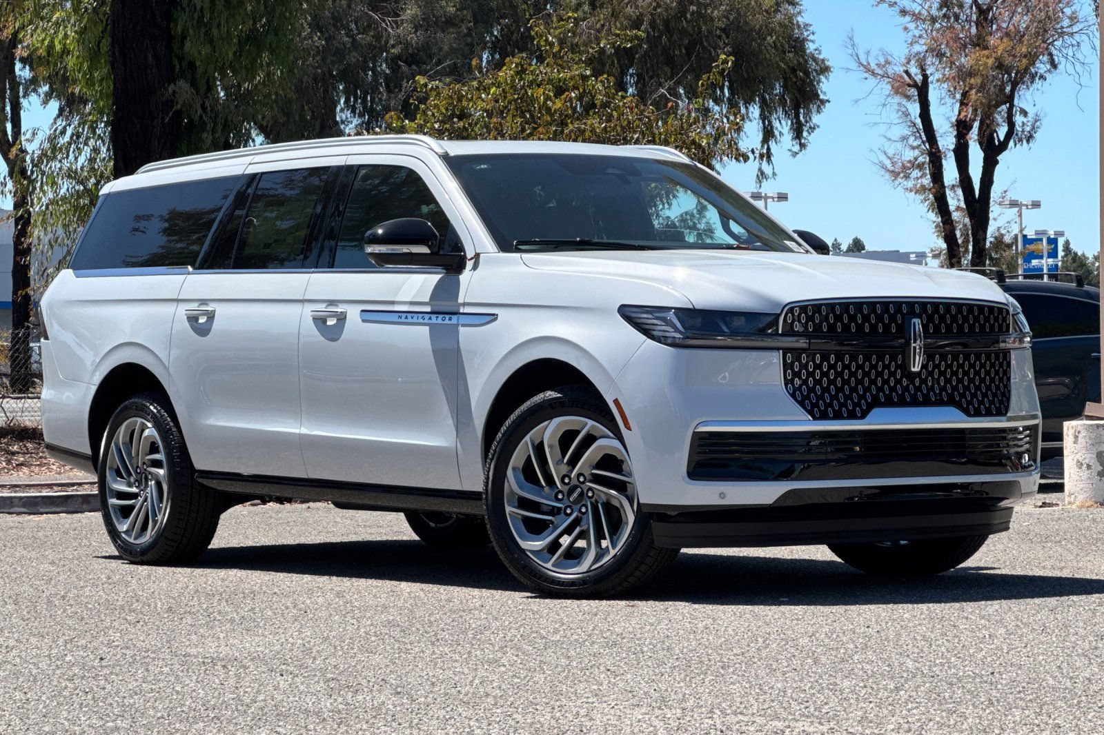 New 2026 Lincoln Navigator L Reserve AWD/4WD image 2
