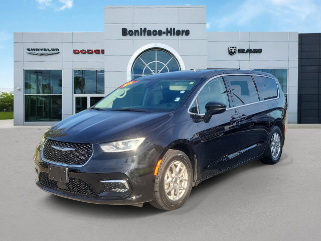 Used 2024 Chrysler Pacifica Touring-L FWD image 2