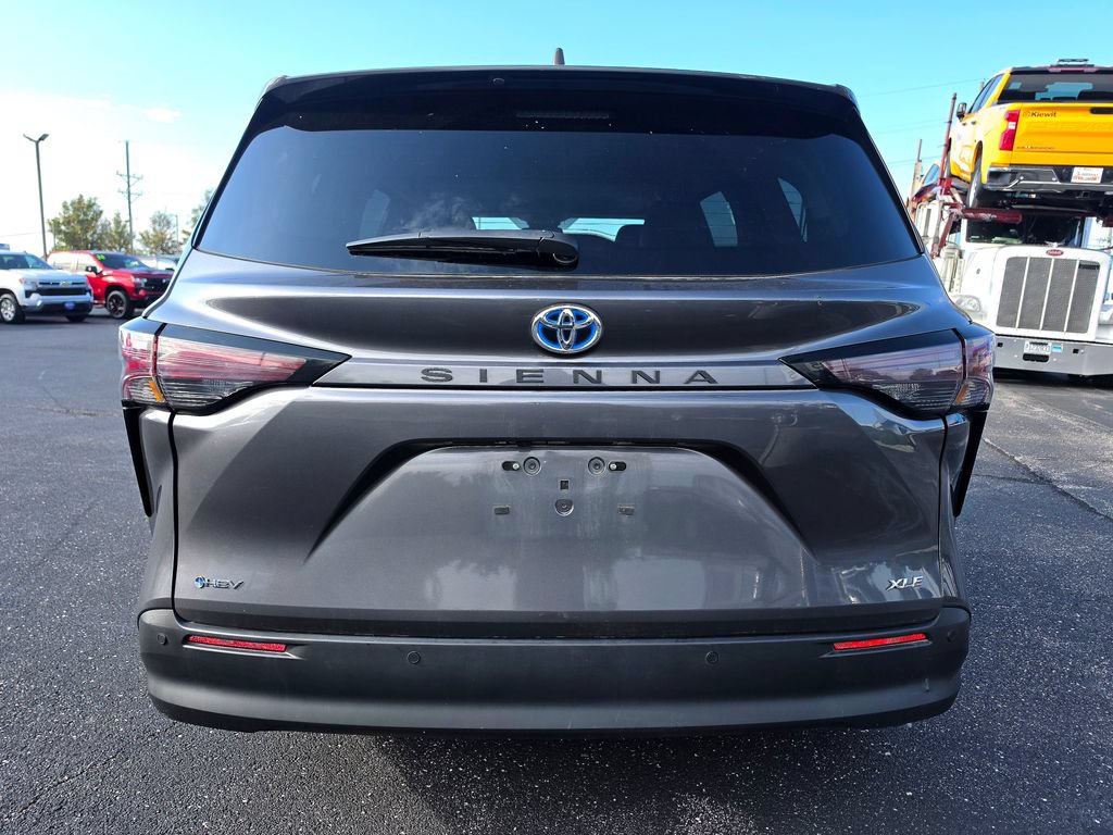 Used 2025 Toyota Sienna XLE FWD image 5