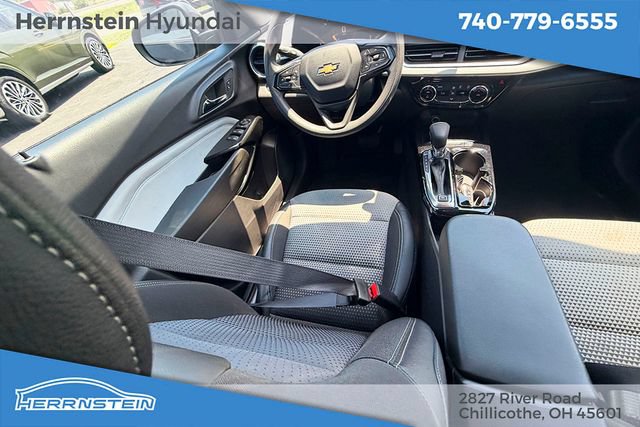 Used 2025 Chevrolet Trax LT FWD image 12