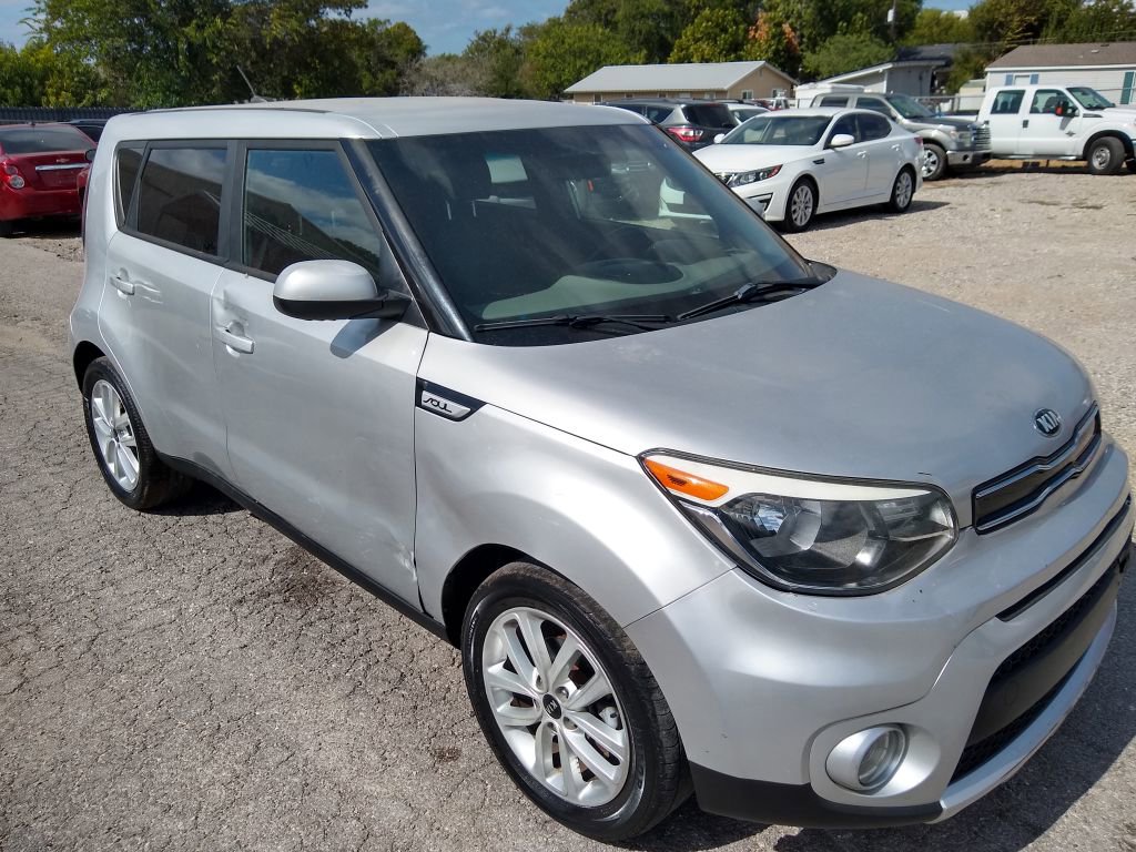 Used 2017 Kia Soul + image 2