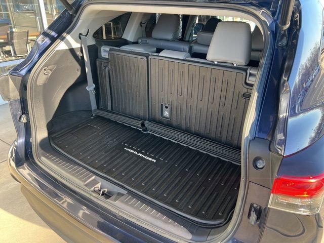 Used 2021 Toyota Highlander XLE AWD/4WD image 8