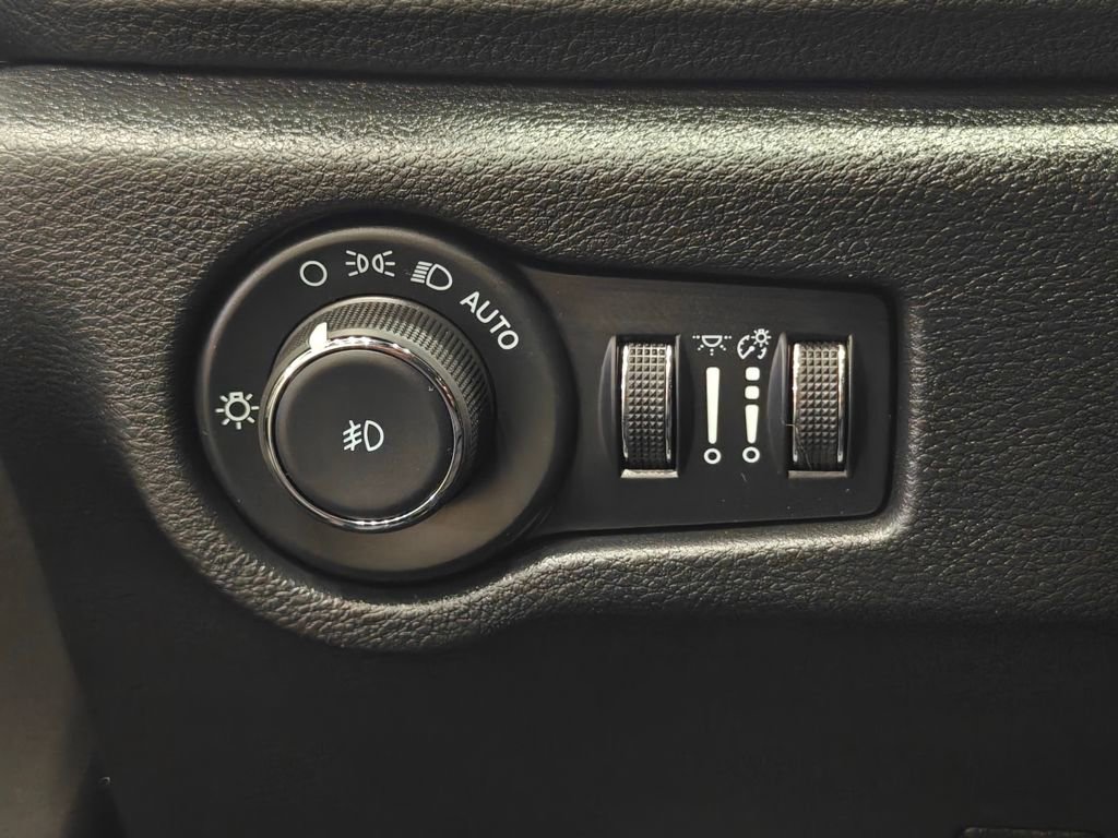 Used 2024 Chrysler Pacifica Touring image 45