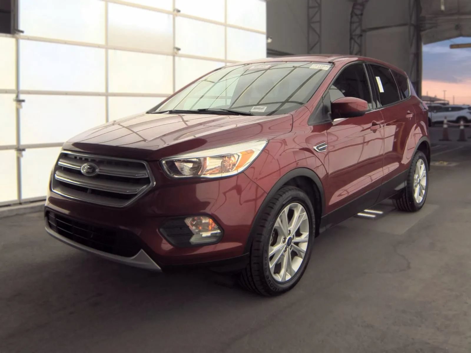Used 2019 Ford Escape SE FWD image 1