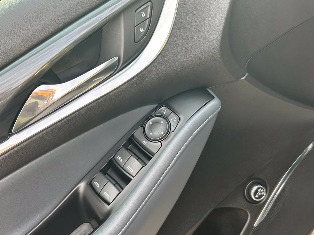 Used 2023 Buick Enclave Essence AWD/4WD image 18