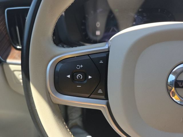 Used 2022 Volvo XC60 B5 Momentum AWD/4WD image 31