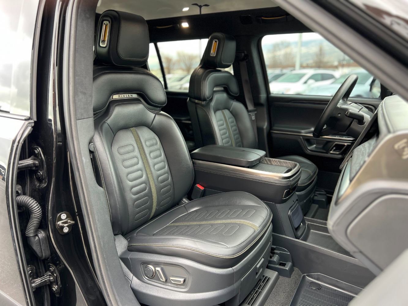 Used 2022 Rivian R1S Launch Edition image 21