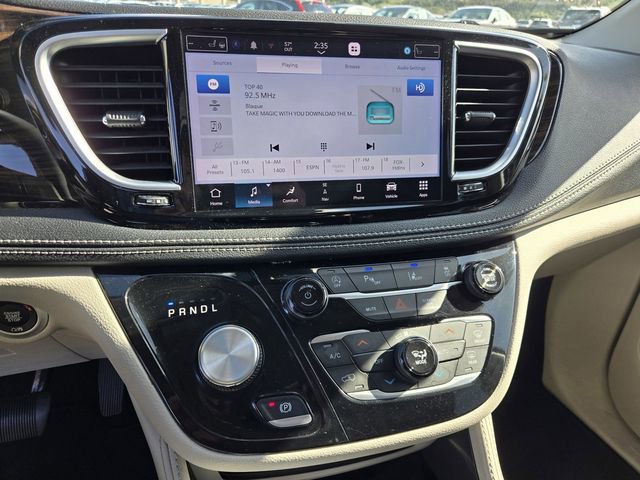 Used 2023 Chrysler Pacifica Limited image 21