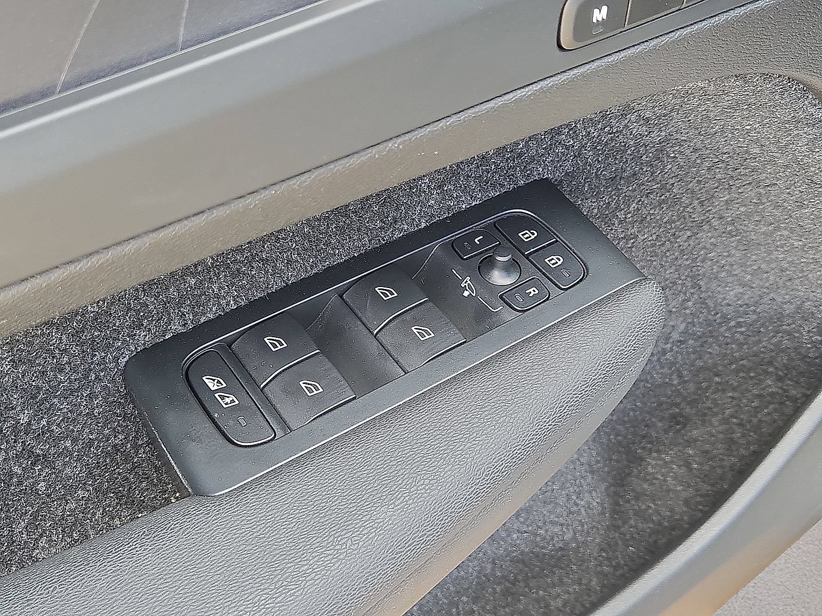 Certified 2023 Volvo XC40 Recharge Core AWD/4WD image 22