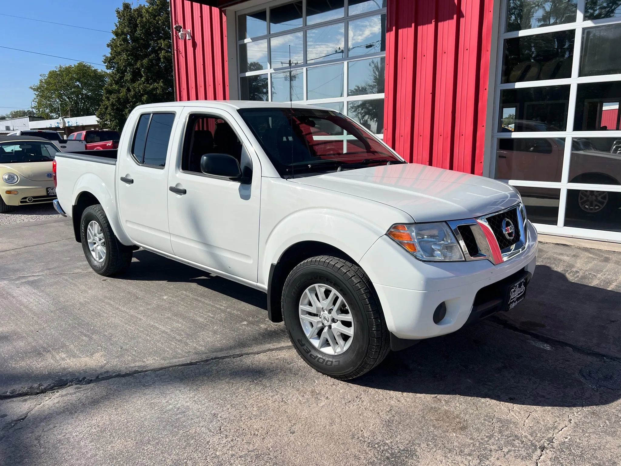 Used 2019 Nissan Frontier SV image 2