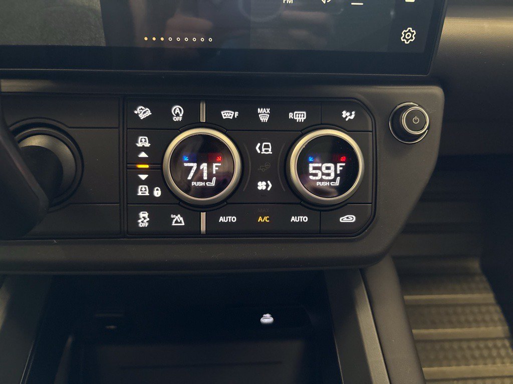New 2026 Land Rover Defender 90 X-Dynamic SE AWD/4WD image 16