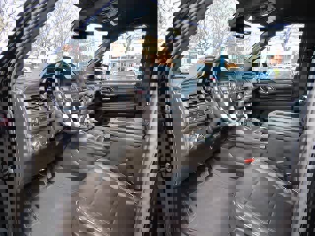 Used 2023 GMC Yukon SLT image 2