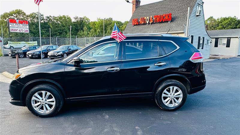 Used 2015 Nissan Rogue SV w/ SV Premium Package image 2