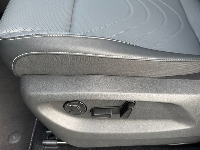 Used 2025 Volkswagen Tiguan SE image 35