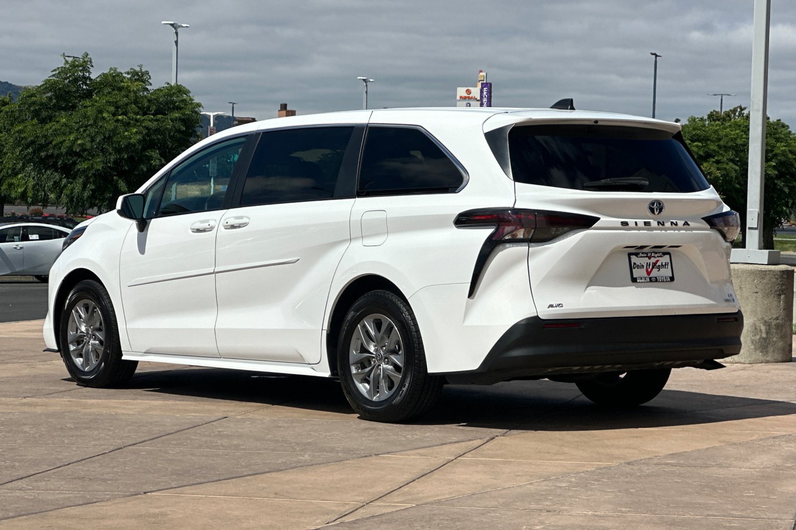 Certified 2024 Toyota Sienna LE AWD/4WD image 7