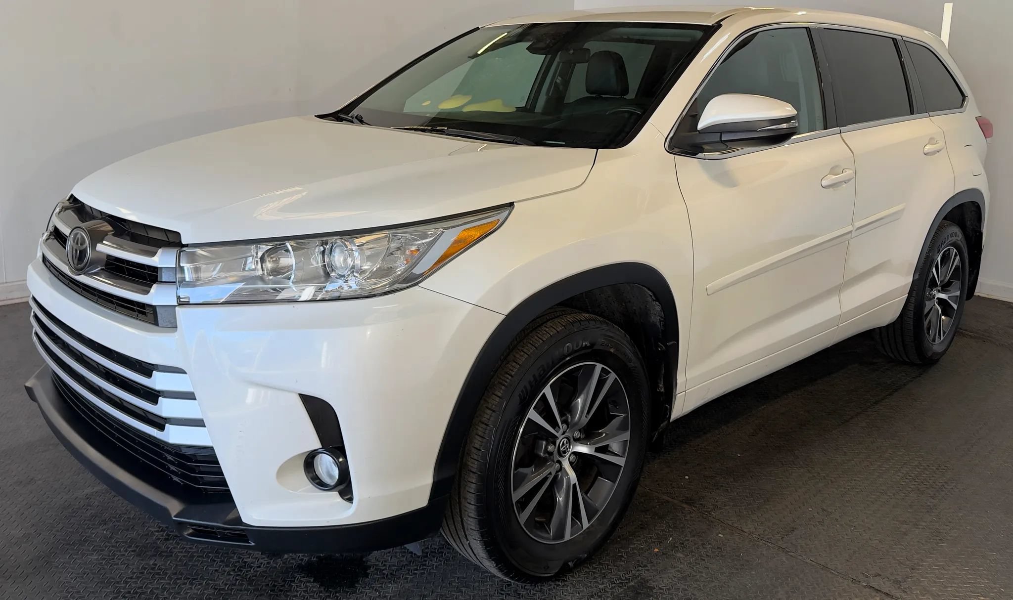 Used 2017 Toyota Highlander LE AWD/4WD image 4