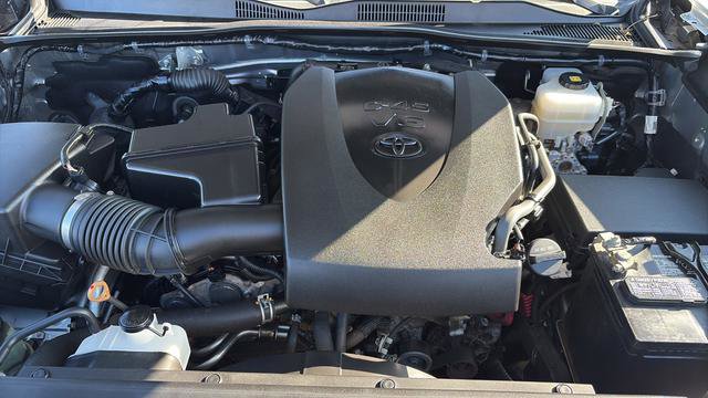 Used 2020 Toyota Tacoma TRD Off-Road w/ Technology Package AWD/4WD image 19