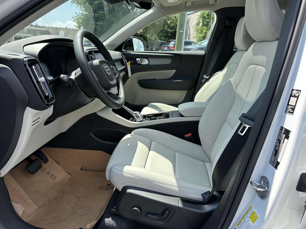 New 2026 Volvo XC40 B4 Plus w/ Protection Package Premier FWD image 15