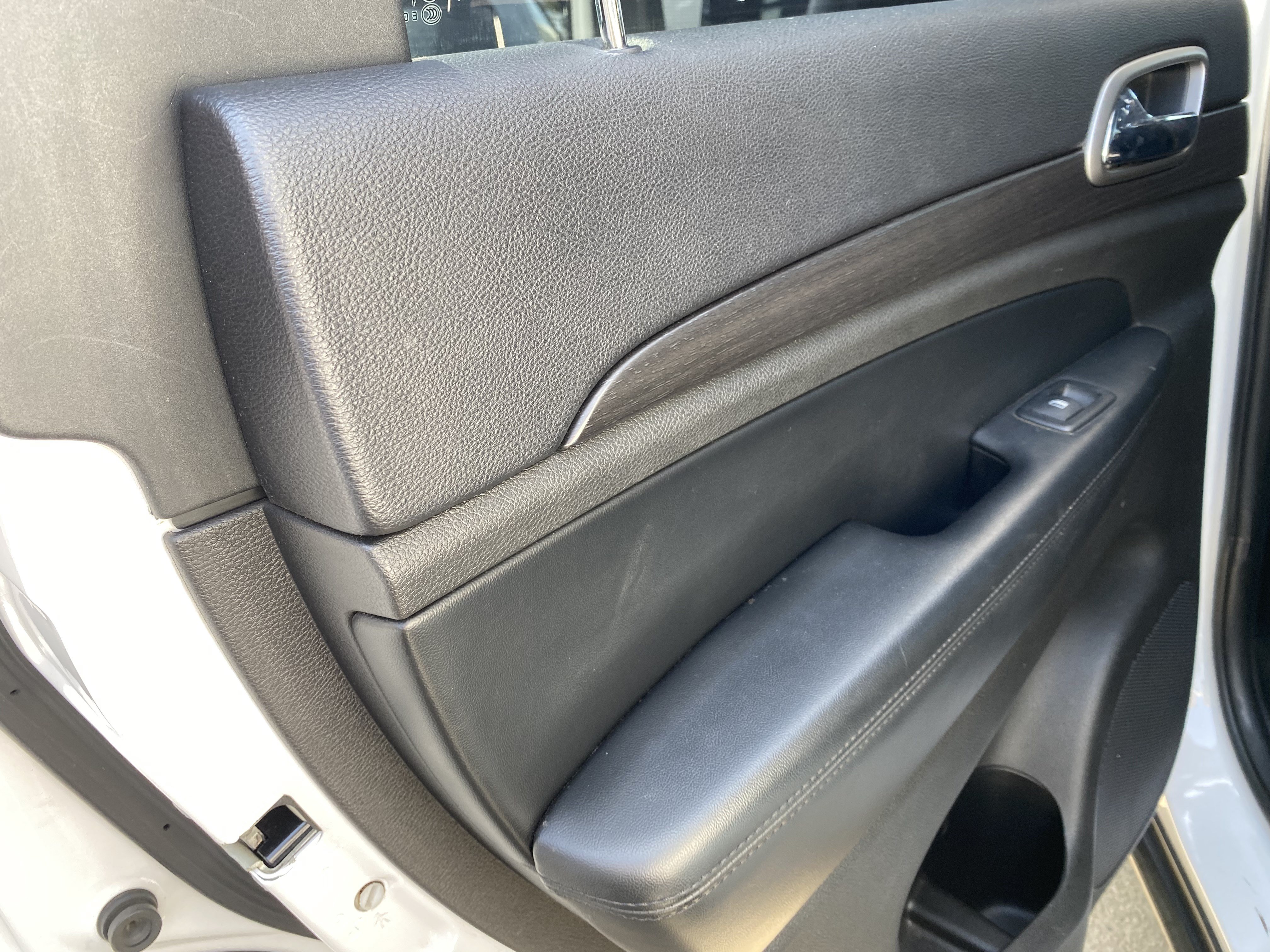 Used 2018 Jeep Grand Cherokee Laredo RWD image 14