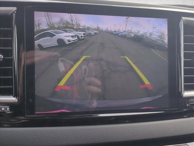 Used 2023 Chrysler Pacifica Touring-L image 13