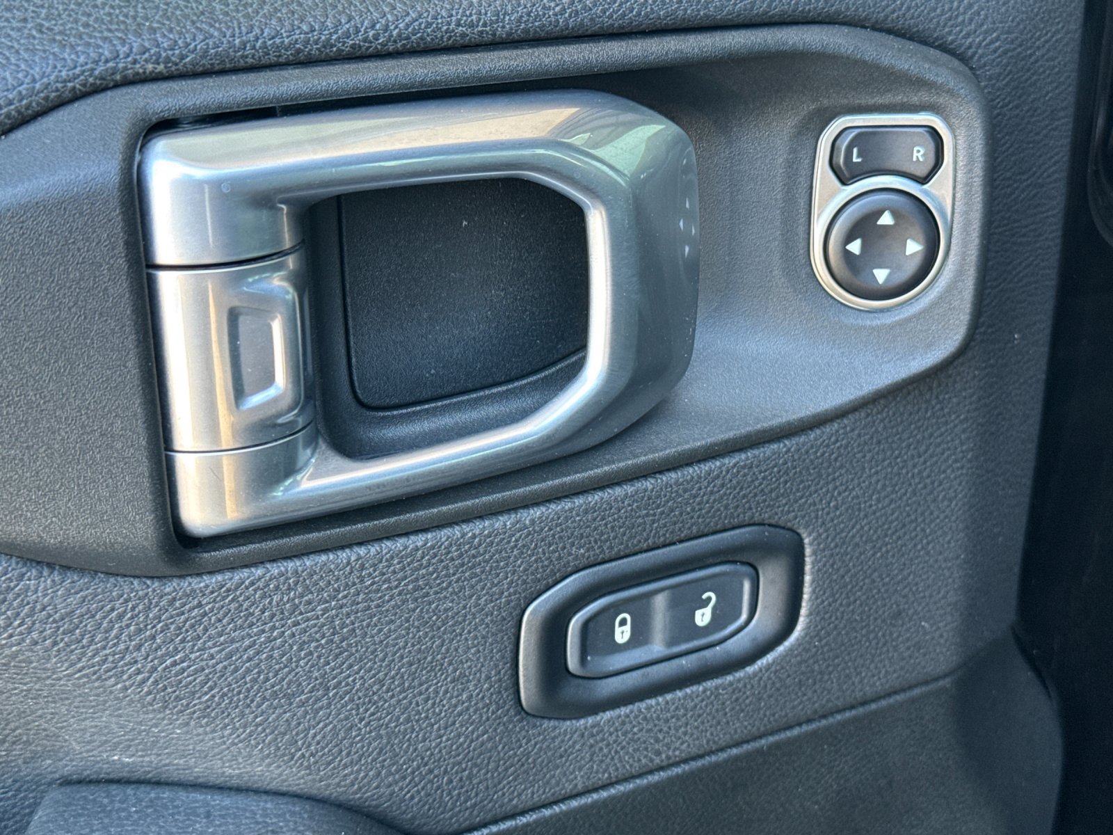 Used 2021 Jeep Gladiator Overland AWD/4WD image 12