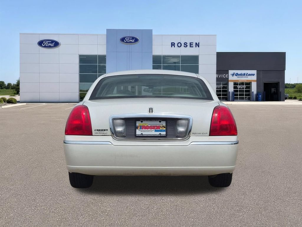 Used 2003 Lincoln Town Car Executive RWD image 4
