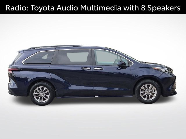 Used 2025 Toyota Sienna XLE FWD image 4