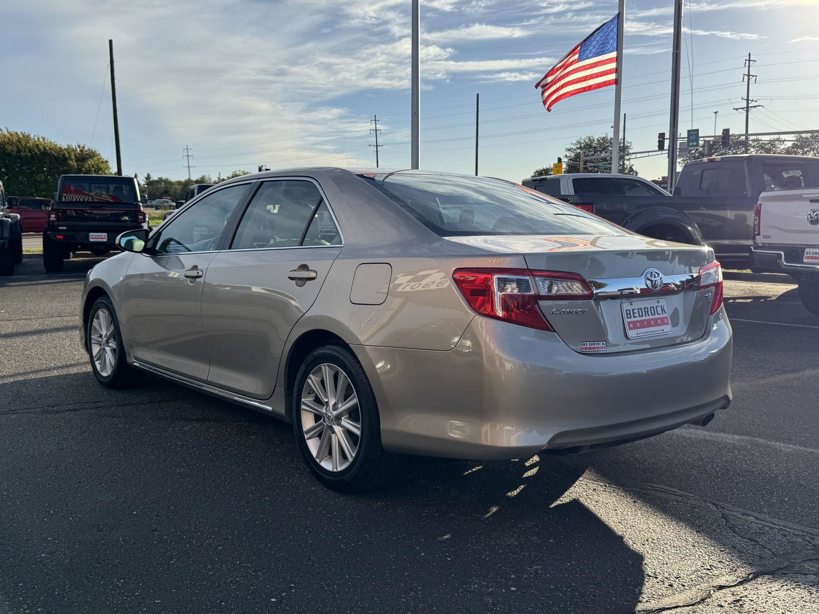 Used 2014 Toyota Camry XLE w/ Leather Package FWD image 5