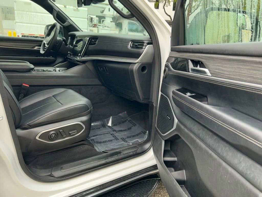 Used 2024 Jeep Wagoneer Series II w/ Flexible Seating Group image 32