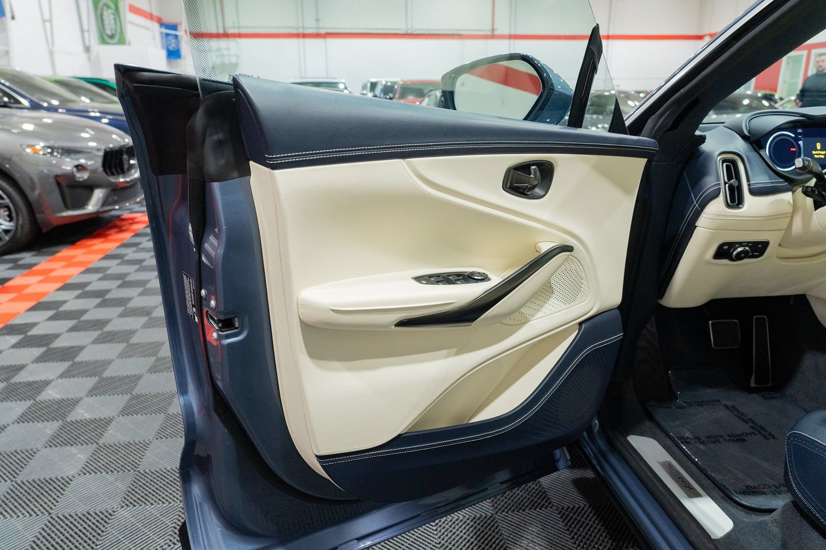 Used 2021 Aston Martin DBX AWD/4WD image 17