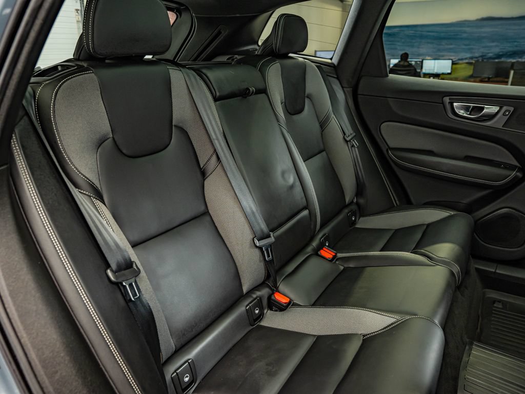 Used 2022 Volvo XC60 B5 R-Design w/ Advanced Package AWD/4WD image 37