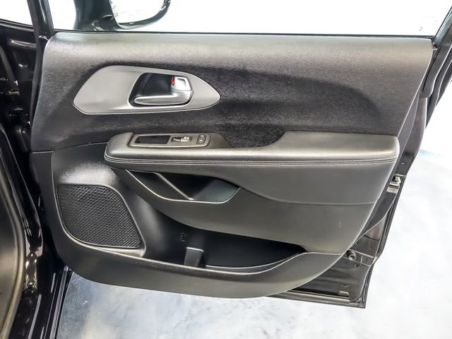 Used 2025 Chrysler Pacifica Limited FWD image 33