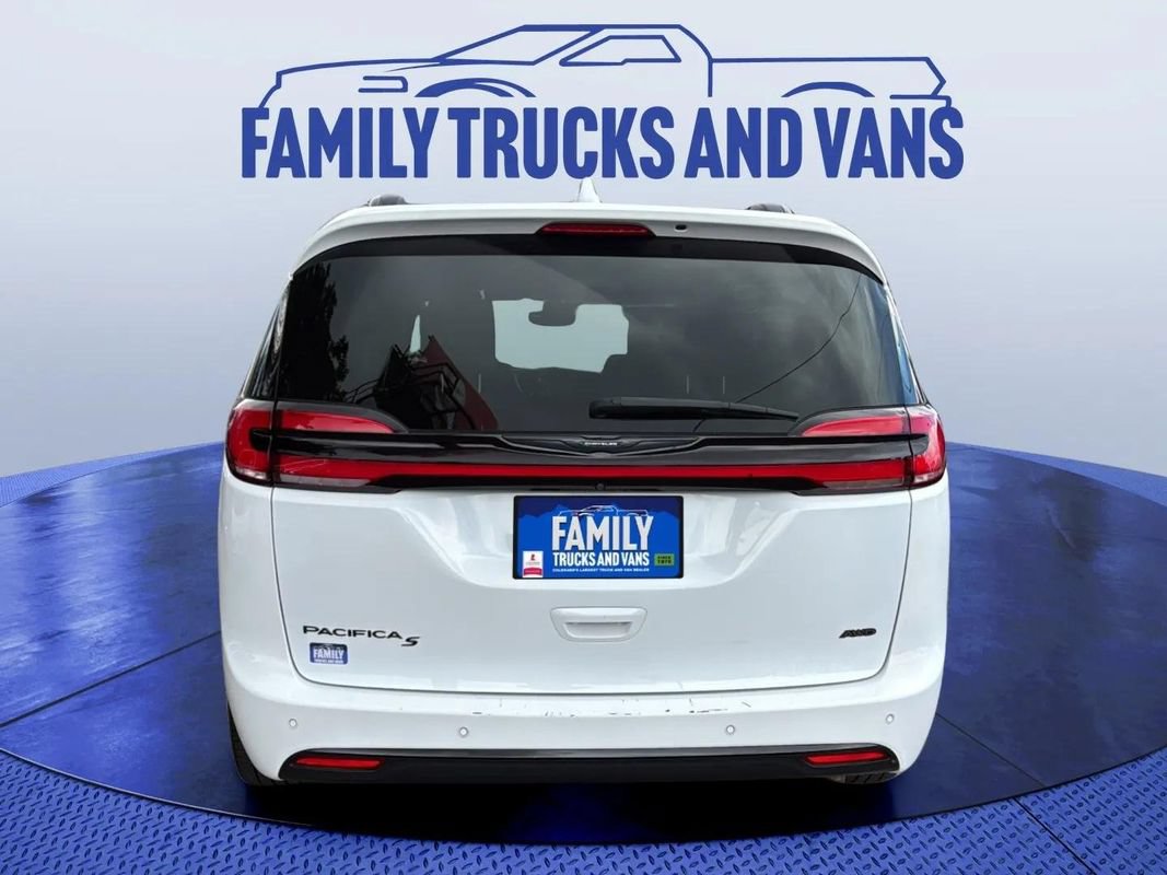 Used 2022 Chrysler Pacifica Touring-L w/ Uconnect Theater Family Group AWD/4WD image 4