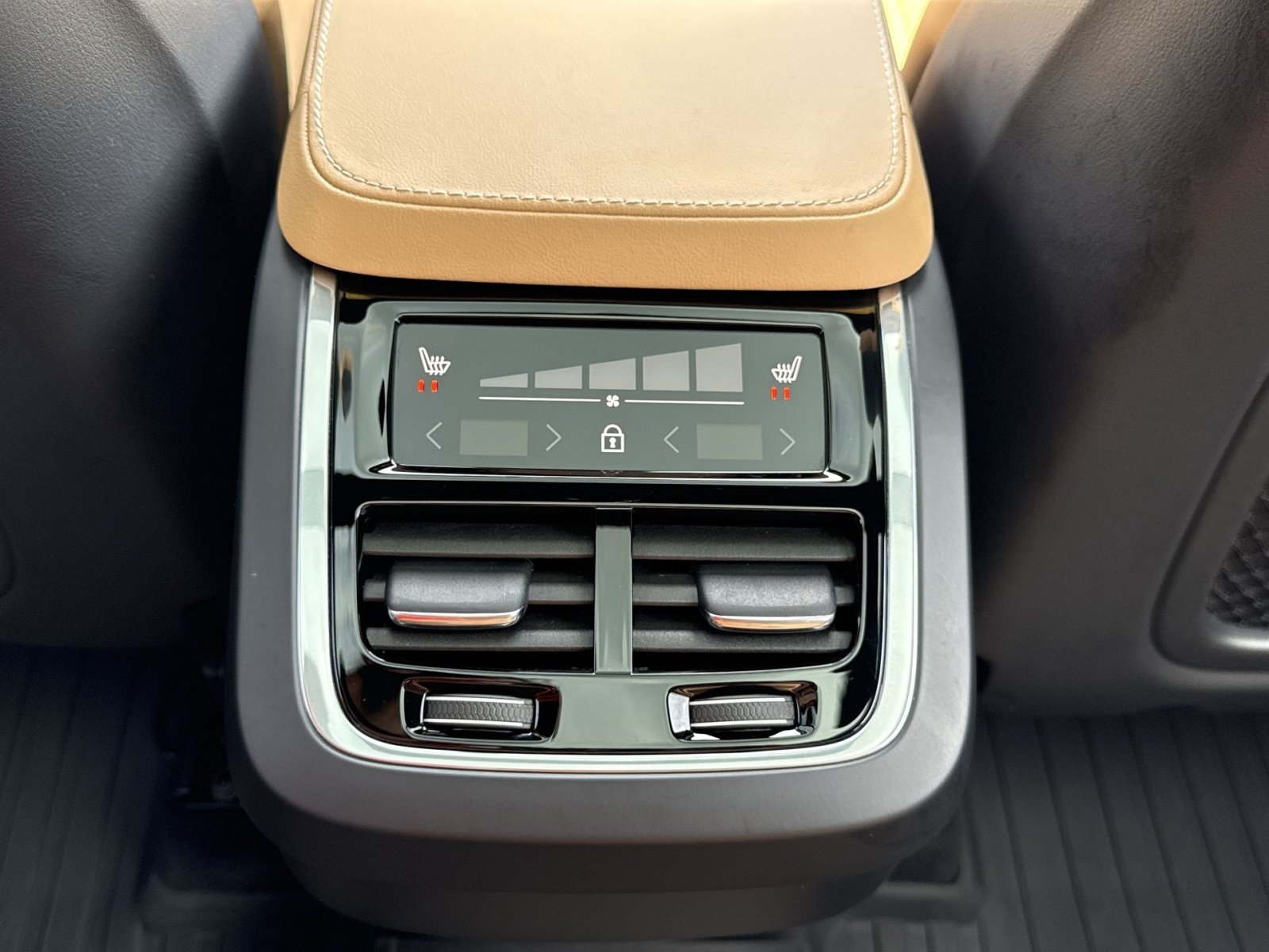 Certified 2024 Volvo XC90 B6 Ultimate w/ Protection Package Premier AWD/4WD image 23