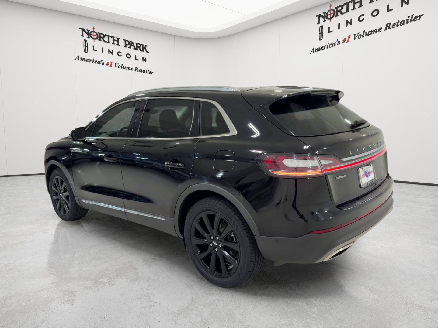 Used 2022 Lincoln Nautilus Reserve w/ Equipment Group 201A FWD image 3