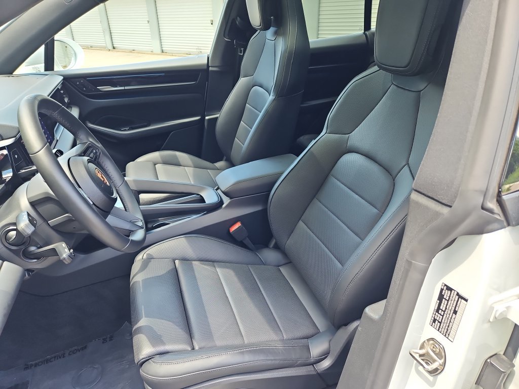 Certified 2025 Porsche Macan 4 Electric AWD/4WD image 5
