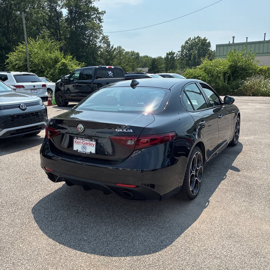 Used 2022 Alfa Romeo Giulia Veloce AWD/4WD image 2