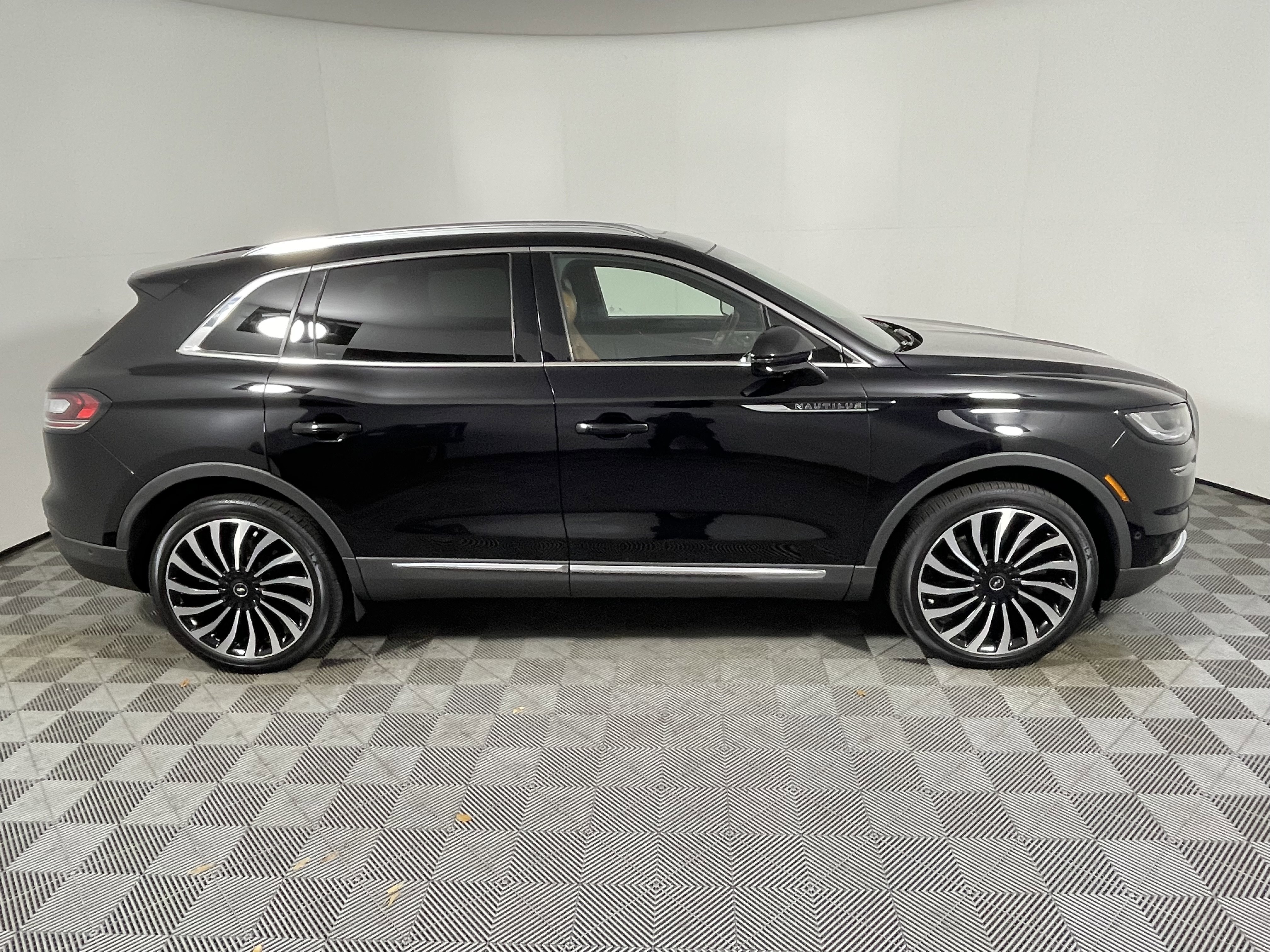 Used 2023 Lincoln Nautilus Black Label w/ Class II Trailer Tow Package image 6