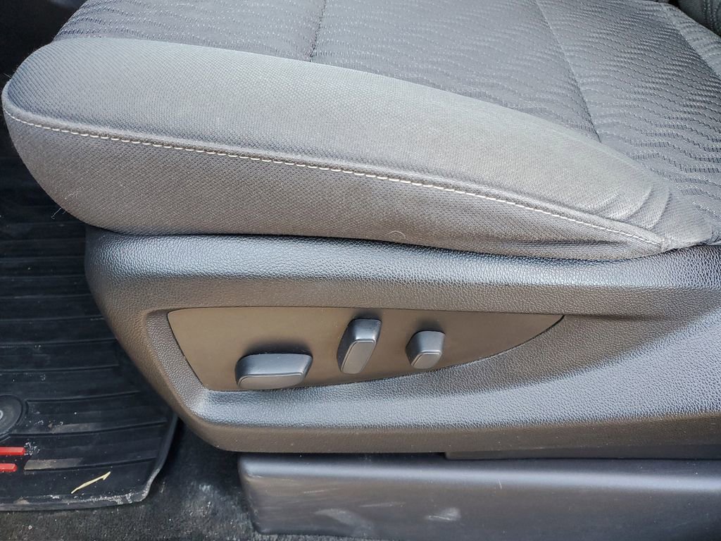 Used 2018 GMC Yukon SLE image 6